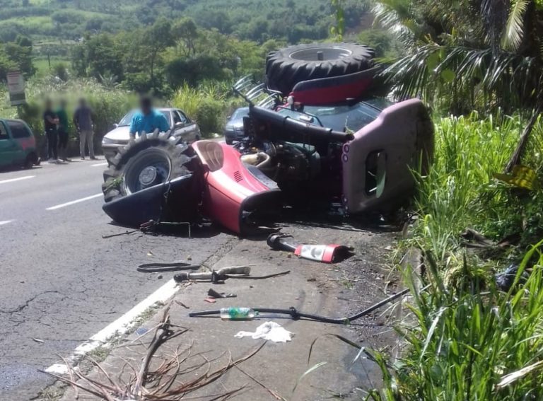 Un tracteur renversé au quartier Charpentier au Marigot non-loin du radar