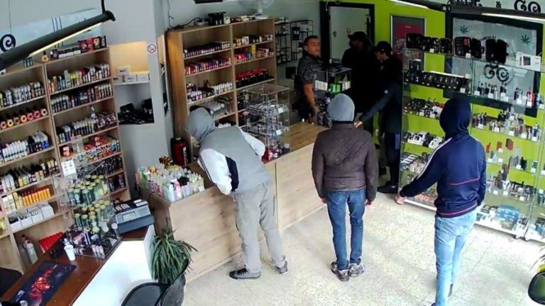 Un commerçant demande aux braqueurs de revenir plus tard. Ils se font arrêter par la police