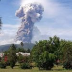 Indonésie : séismes, tsunami et maintenant éruption du volcan Soputan sur l'île des Célèbes