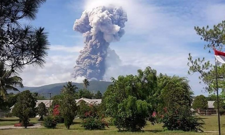 Indonésie : séismes, tsunami et maintenant éruption du volcan Soputan sur l&rsquo;île des Célèbes