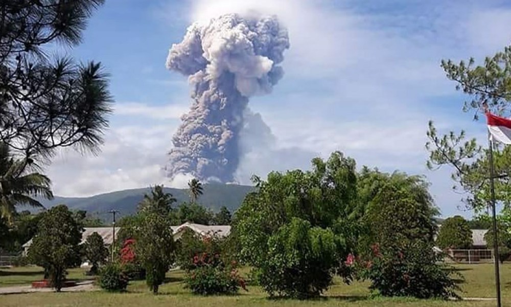 Indonésie : séismes, tsunami et maintenant éruption du volcan Soputan sur l'île des Célèbes