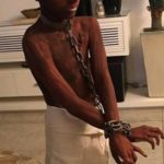 Brésil : une mère déguise son fils de 9 ans en esclave noir avec des chaînes pour Halloween