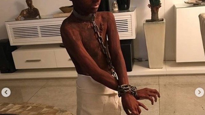 Brésil : une mère déguise son fils de 9 ans en esclave noir avec des chaînes pour Halloween