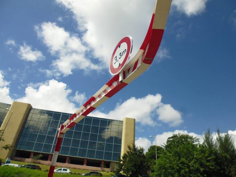 Malgré l&rsquo;interdiction des poids-lourd sur la RN9, un camion tente de prendre la voie provisoire