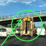 Un semi-remorque avec un tracteur coincé sous la passerelle de l'aéroport au Lamentin
