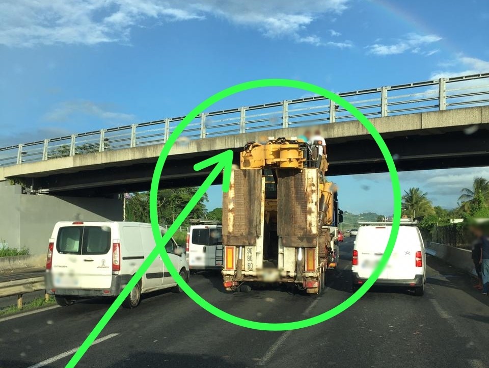 Un semi-remorque avec un tracteur coincé sous la passerelle de l'aéroport au Lamentin
