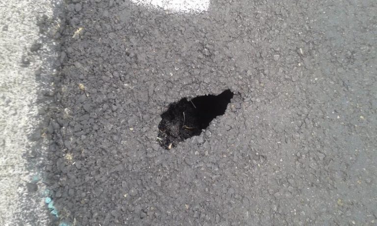 Un trou d&rsquo;une profondeur de 1,50 mètre découvert sur la RN3 quartier de la Médaille à Fort-de-France