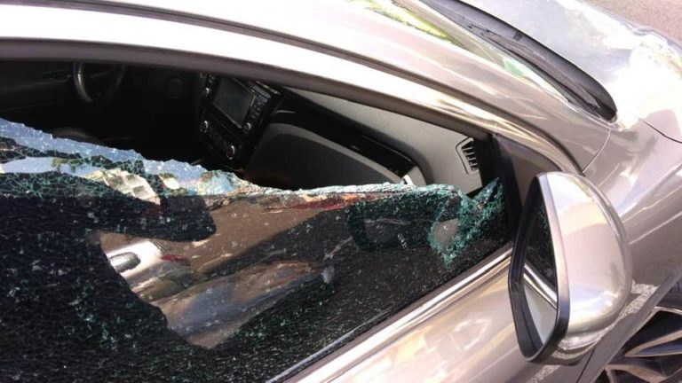 Le véhicule du réalisateur martiniquais Khris Burton vandalisé. Ordinateur et disques durs dérobés