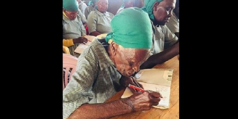 Kenya : elle s&rsquo;inscrit à 95 ans pour la première fois à l&rsquo;école pour apprendre à lire et écrire