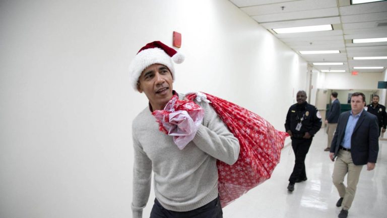 Barack Obama en père Noël et distribue des cadeaux aux enfants malades