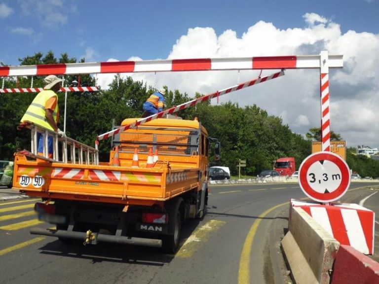 Un camion détériore un portique sur la RN9 malgré l’interdiction
