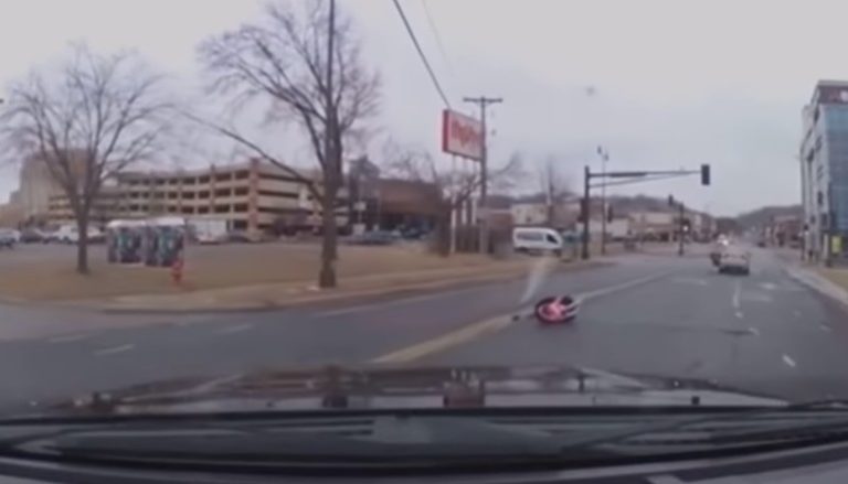 Un enfant de deux ans sur son siège auto éjecté d&rsquo;une voiture en marche (VIDÉO)