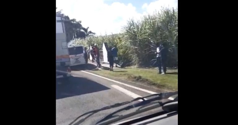 Une voiture tombe en-dessous d&rsquo;un pont à l&rsquo;entrée du François