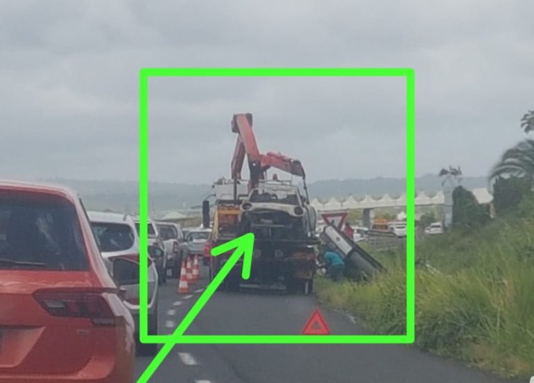 Une voiture tombe en contre-bas de la RN5 à Ducos juste en face du McDonald&rsquo;s