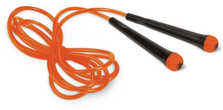 Elle fait de la corde à sauter et est violemment percutée par une moto