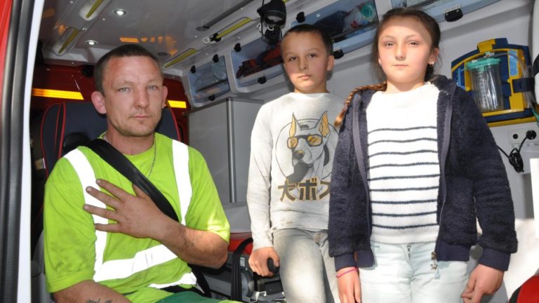 À 11 et 9 ans, ils sauvent leur père coincé sous une voiture qu&rsquo;il réparait