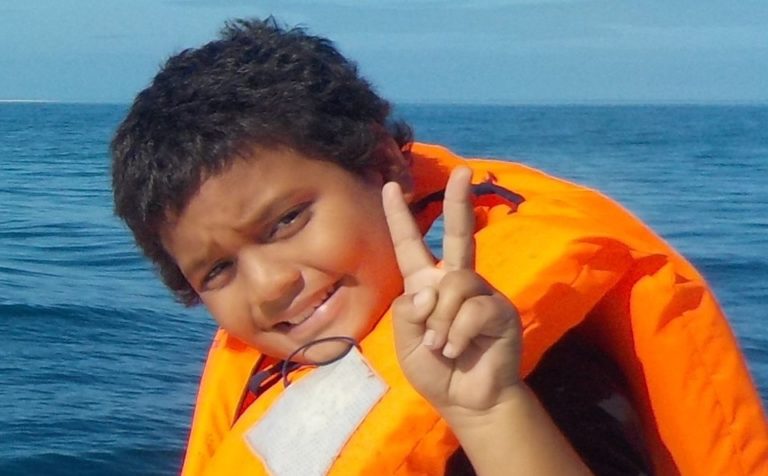 Attaque de requin : le jeune Anthony âgé de 10 ans « tient le coup, mais souffre énormément, il est sous morphine »