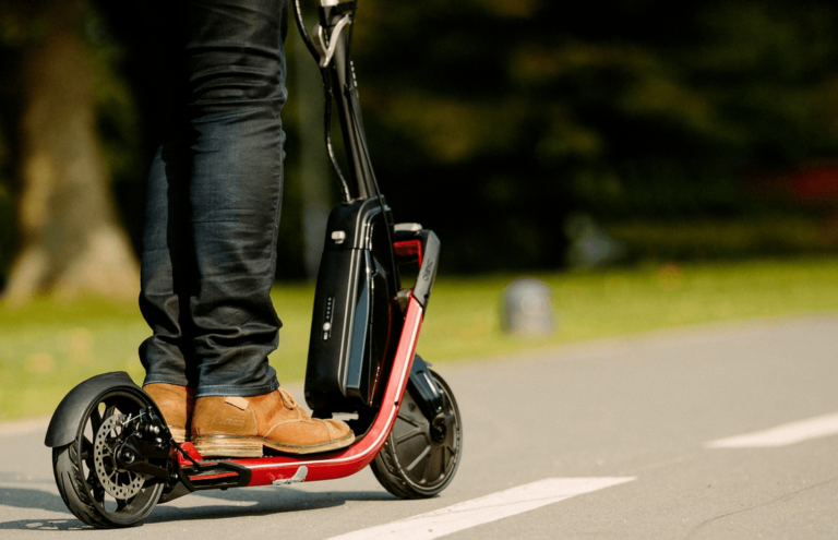 Une femme avec un bébé de 7 semaines renversés par une trottinette électrique