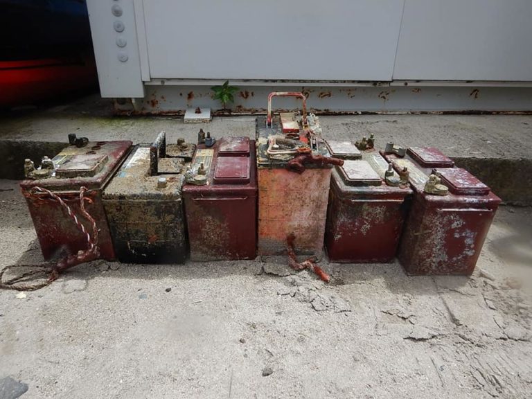 6 grosses batteries repêchées au fond de l&rsquo;eau à l&rsquo;Anse Mitan aux Trois-Ilets