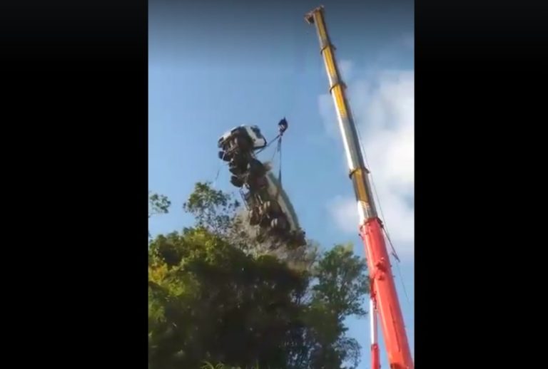 Accident d&rsquo;un camion toupie à Sainte-Luce : les images impressionnantes de l&rsquo;intervention d&rsquo;une grue (VIDÉO)