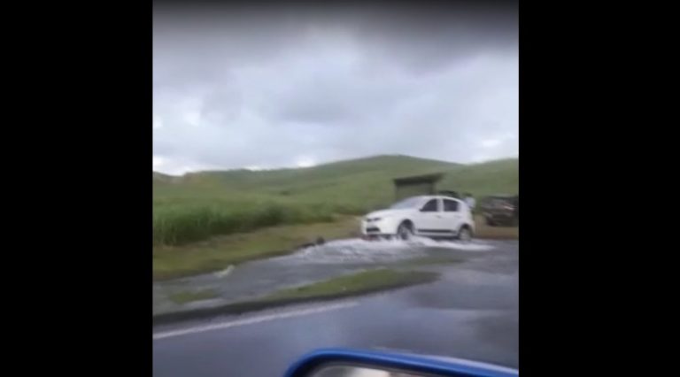 Une voiture percute une vanne d&rsquo;eau au François. Énormément d&rsquo;eau sur la chaussée (VIDÉO)