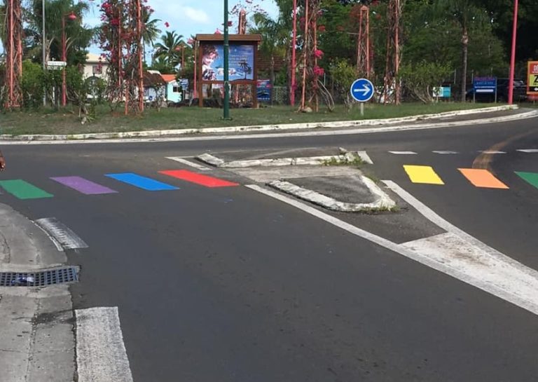 Des passages piétons aux couleurs de « l&rsquo;arc-en-ciel » au Carbet