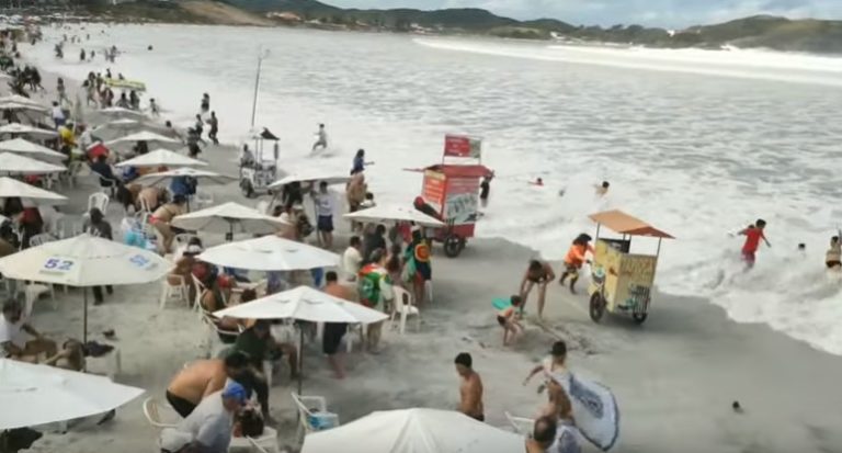 De fortes vagues frappent plusieurs plages au Brésil et sèment le chaos (VIDÉO)