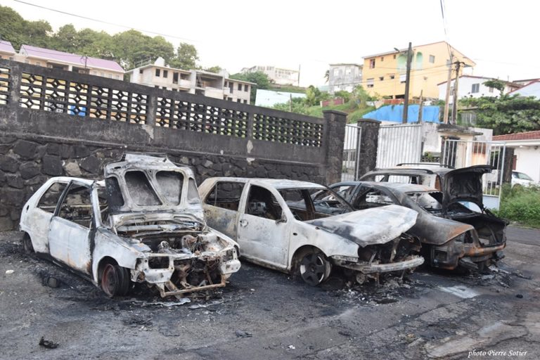 4 voitures partent en fumée dans un incendie à Sainte-Marie la nuit dernière (VIDÉO)