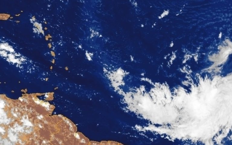 L&rsquo;onde tropicale continue de s&rsquo;organiser et pourrait devenir dépression tropicale