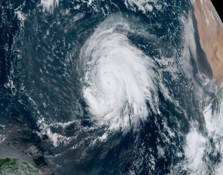 L&rsquo;ouragan de catégorie 4 Lorenzo est impressionnant par sa taille et son rayon d&rsquo;action