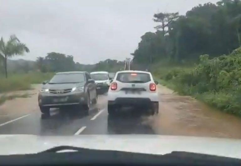Chaussée inondée au François au niveau de l&rsquo;entrée de l&rsquo;Appaloosa (VIDÉO)