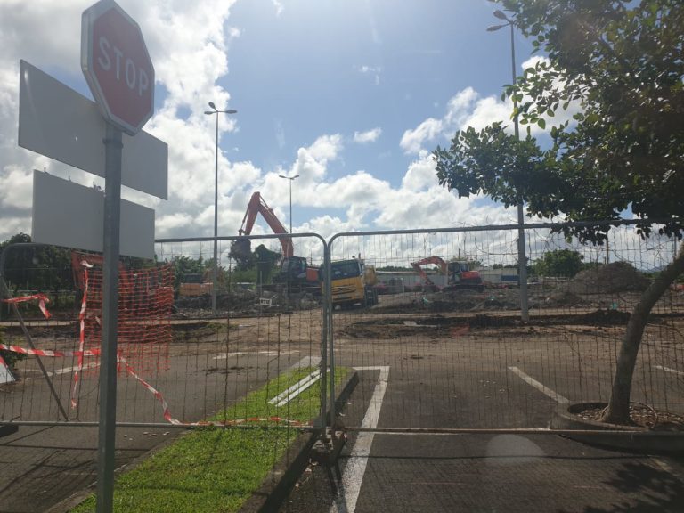 Fissures : les locaux d&rsquo;une entreprise spécialisée dans la vente de pneus située au Lamentin détruits