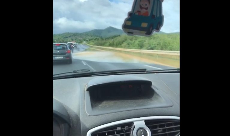 RN5 à Rivière-Salée : l&rsquo;eau s&rsquo;évacue petit à petit de la route et la circulation est de nouveau possible (VIDÉO)