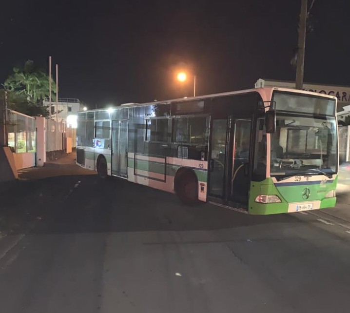 Bus posté non loin de la Sara. Photo : réseaux sociaux.