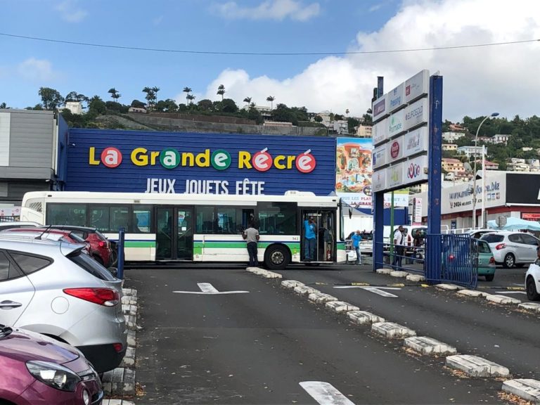 Les entrées du centre commercial Carrefour Dillon bloquées à leur tour par des bus