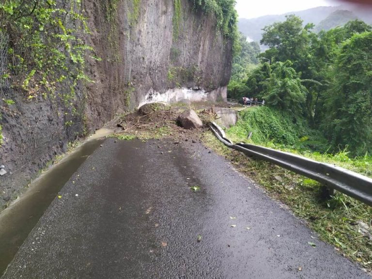 Un éboulis à Grand-Rivière a bloqué durant plusieurs minutes la circulation ce vendredi