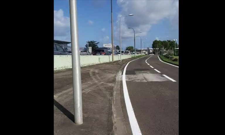 Barrage à l&rsquo;aéroport : des voitures stationnées tout au long de la RN5 au Lamentin