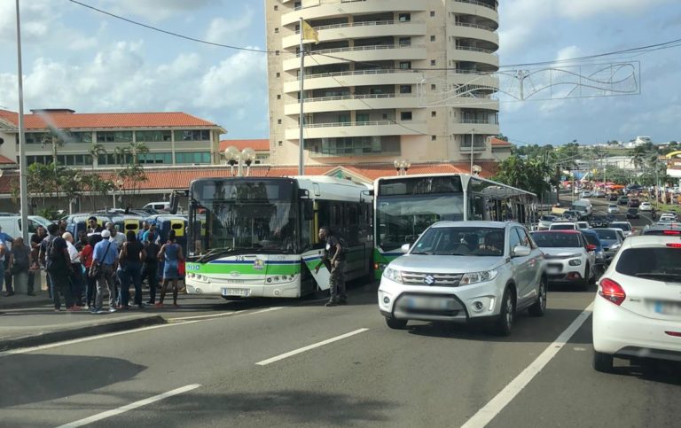 Les accès au centre-commercial la Galleria partiellement bloqués par les chauffeurs des bus Mozaïk