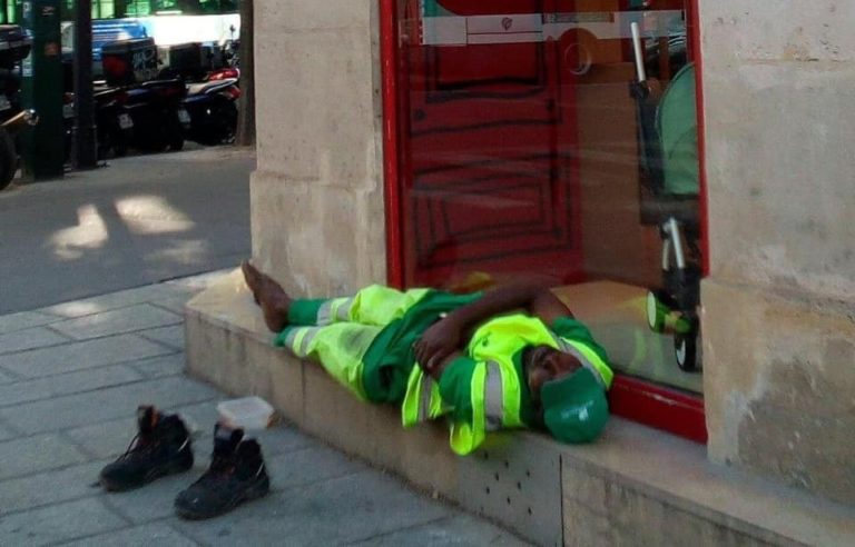 Adama Cissé, l&rsquo;éboueur parisien licencié suite à la diffusion d&rsquo;une photo de lui va porter plainte