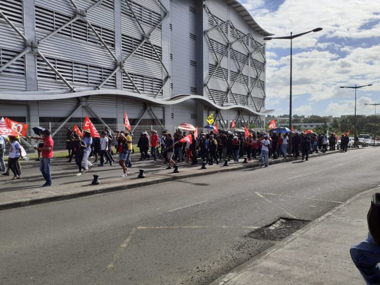 Les agents de la Poste se mobilisent dans la rue (VIDÉOS)