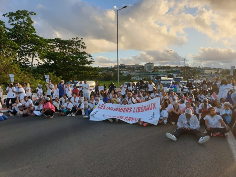 Opération molokoy : les infirmiers libéraux assis sur les voies de l&rsquo;autoroute
