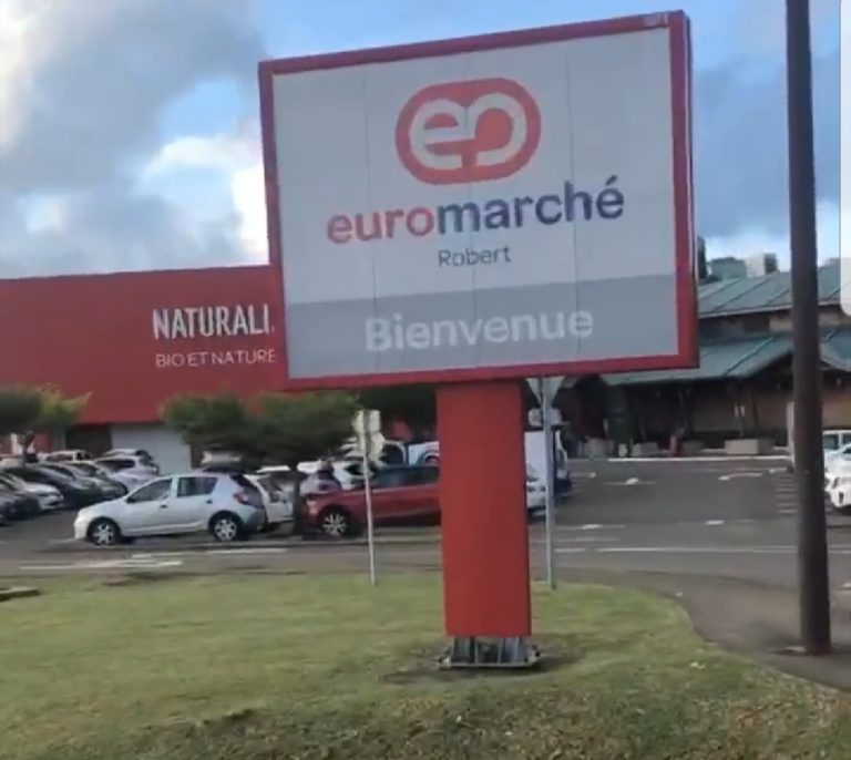 Les militants devant le centre-commercial Océanis au Robert ce samedi matin