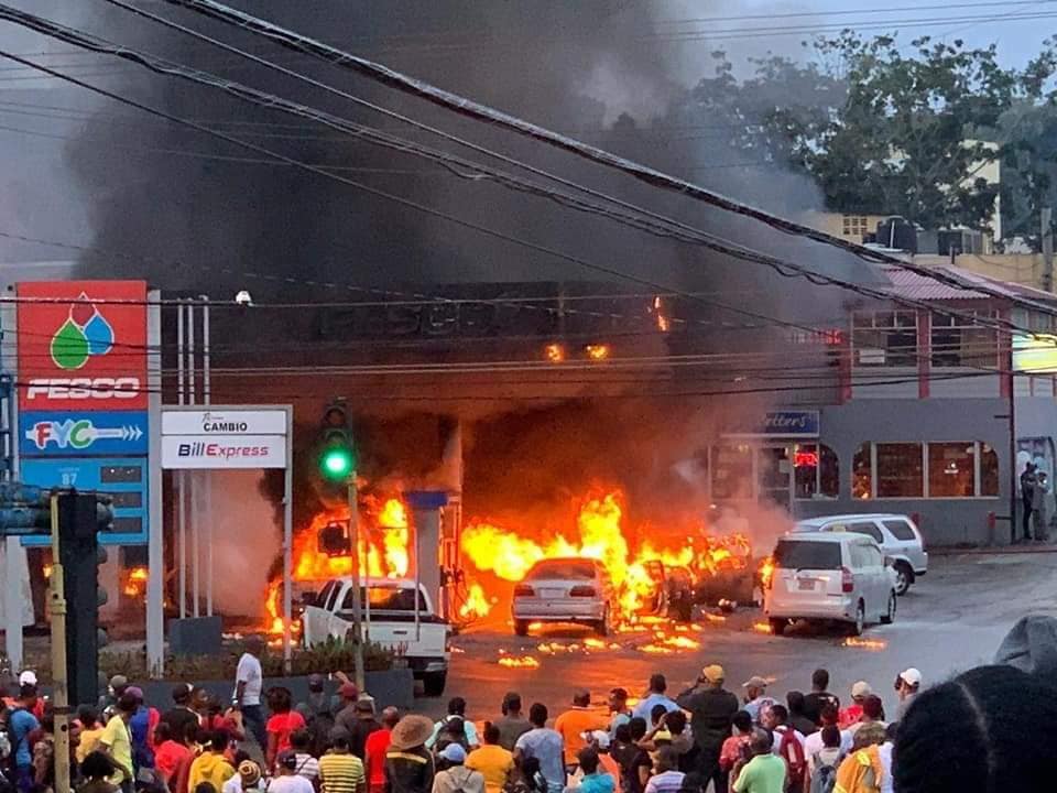 Une station-service en flamme à la Jamaïque