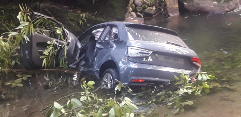 Une voiture termine sa course dans une rivière à Fonds Saint-Denis