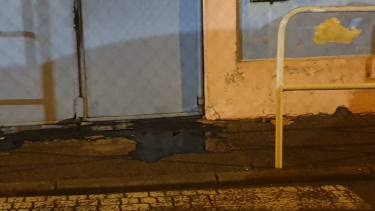 De l&rsquo;huile de vidange déversée devant l&rsquo;école primaire de Pelletier au Lamentin