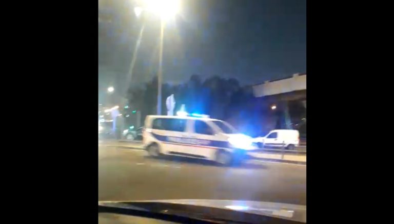 Des bus avec des touristes escortés par les forces de l&rsquo;ordre ce samedi soir (VIDÉO)