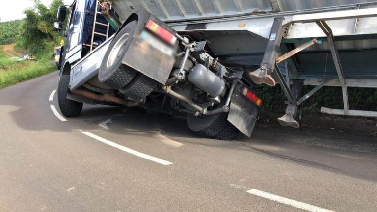 Un camion porte-conteneur en difficulté en fin d&rsquo;après-midi à Trinité