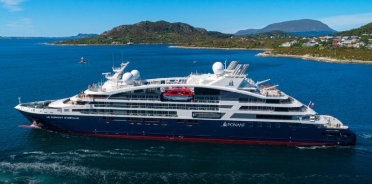 Accostage d&rsquo;un navire de croisière à Fort-de-France, ce samedi