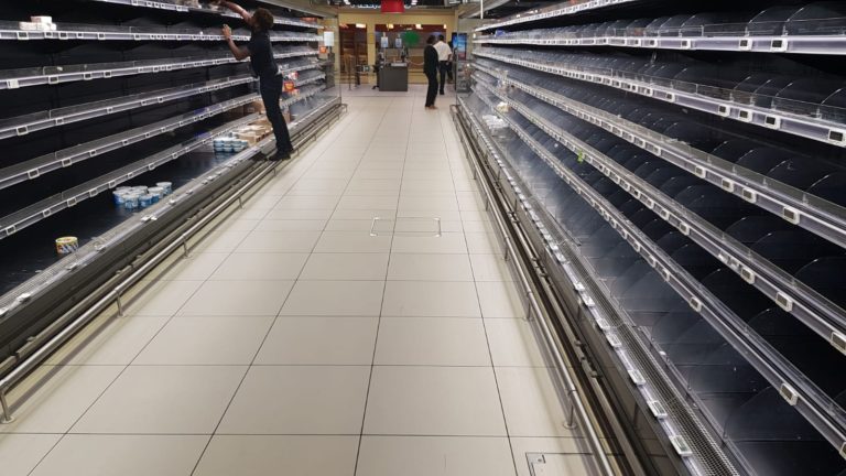 Coronavirus : les rayons désespéramment vides et les hypermarchés pris d&rsquo;assaut