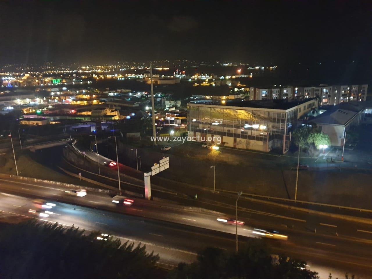 Autoroute à Fort-de-France en Martiniquele soir